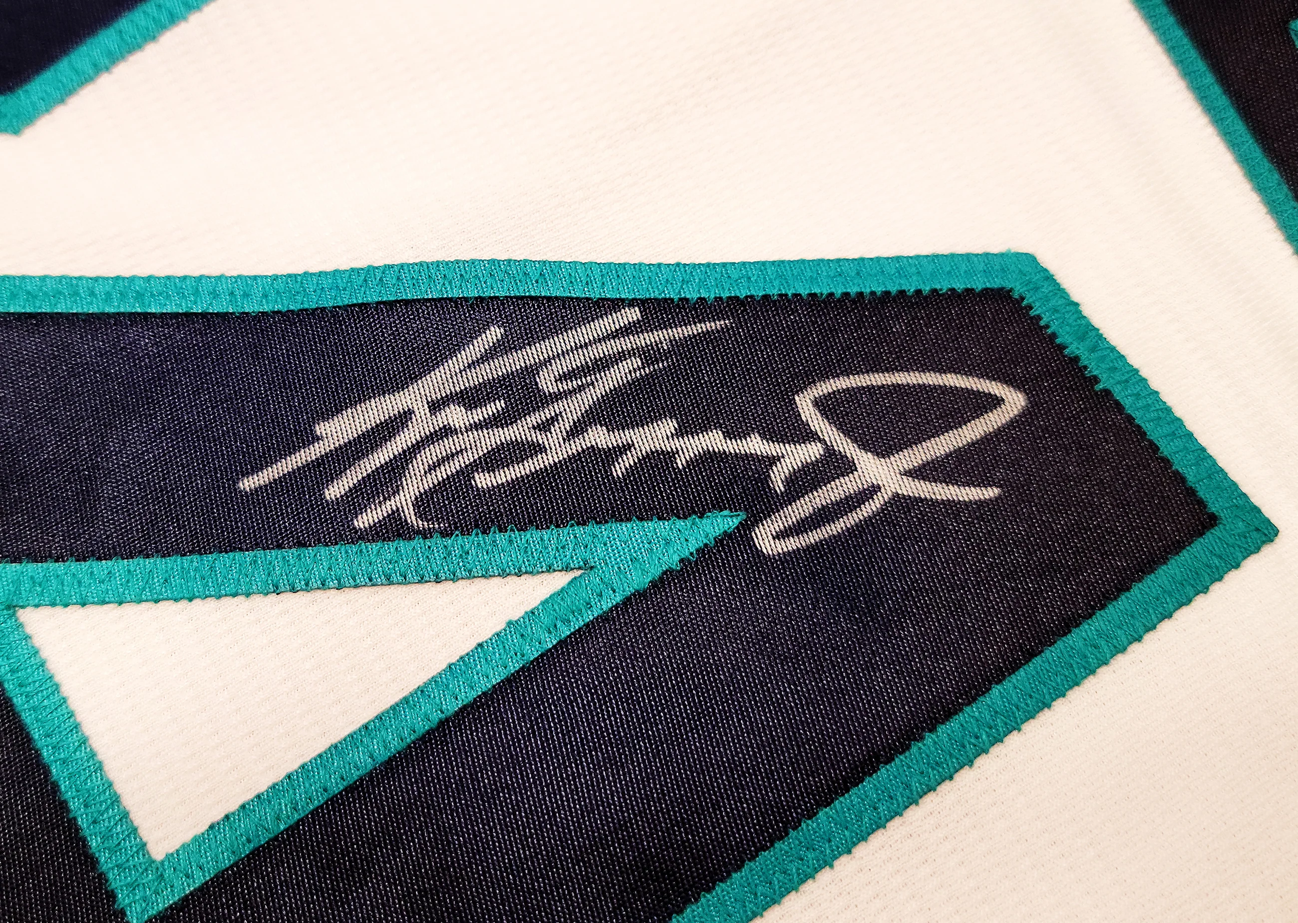 Seattle Mariners Ken Griffey Jr. Autographed White Nike Cooperstown Edition Jersey Retirement Patch Size M Beckett BAS QR Stock #206018 - Image 4